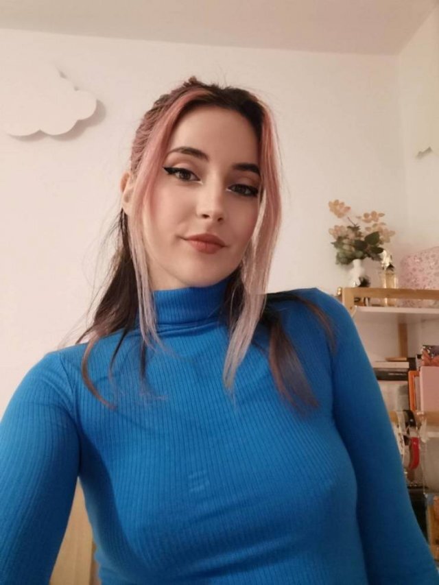Braless Girls (21 pics)