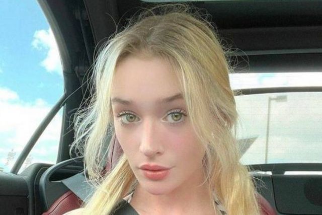 Braless Girls (21 pics)