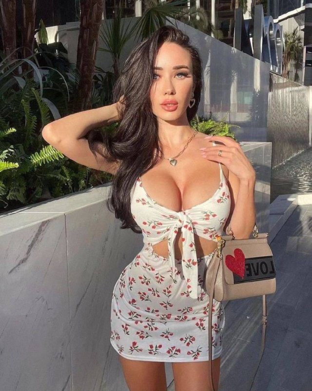 Girls In Tight Dresses (21 pics)