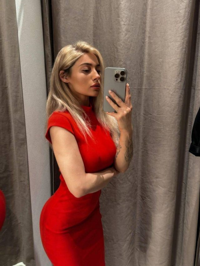 Girls In Tight Dresses (21 pics)