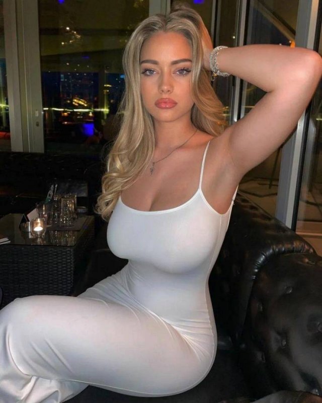 Girls In Tight Dresses (21 pics)