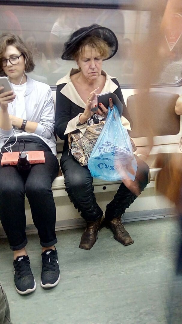 Strange People In The Subway (19 pics)
