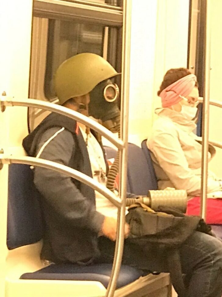 Strange People In The Subway (19 pics)