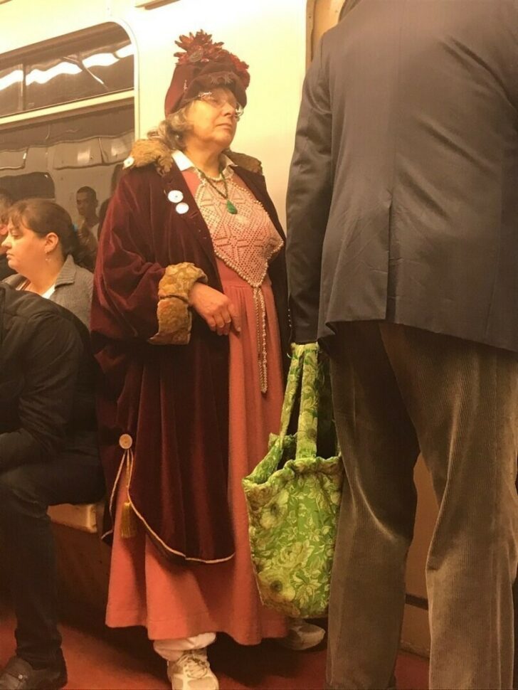 Strange People In The Subway (19 pics)