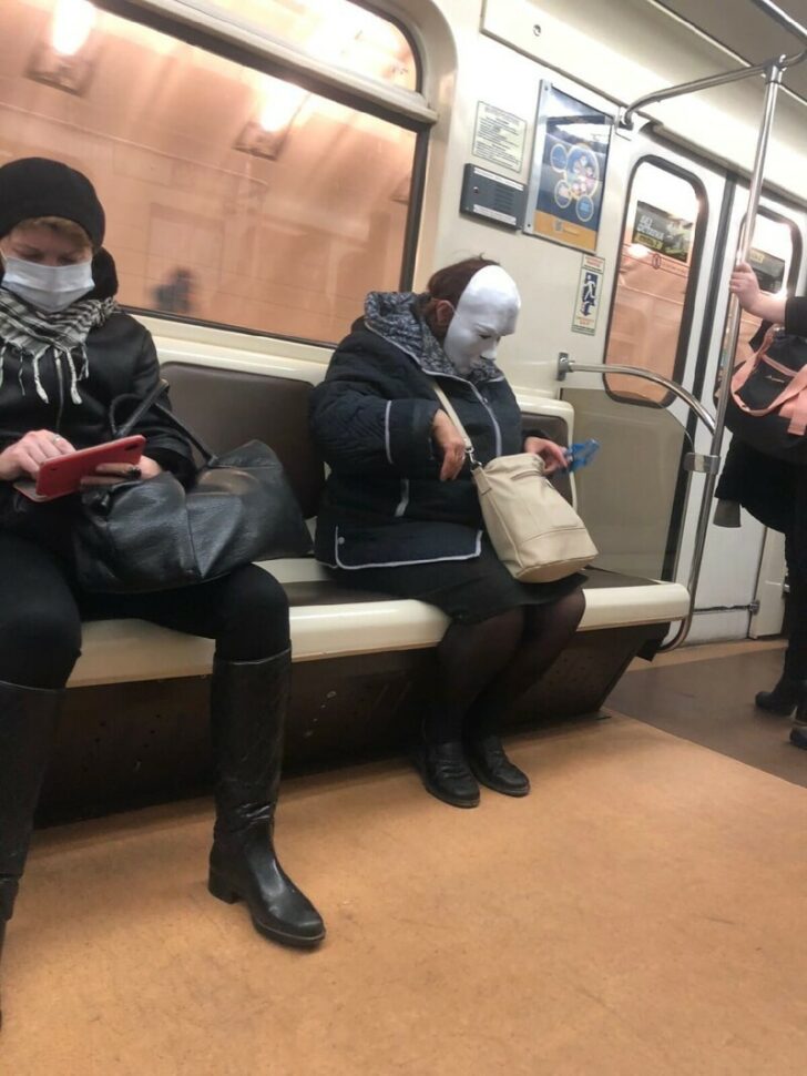 Strange People In The Subway (19 pics)