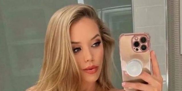 Girls With Handbras (21 pics)