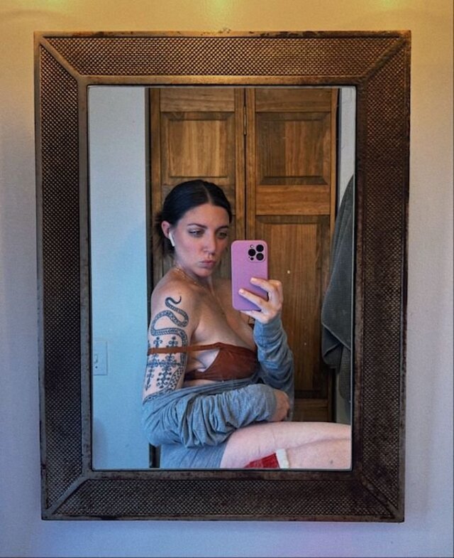 Busty Girls (21 pics) Busty Girls (21 pics)