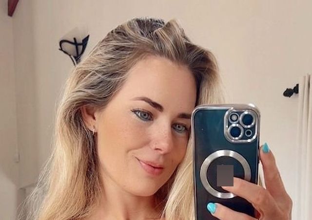 Busty Girls (21 pics)