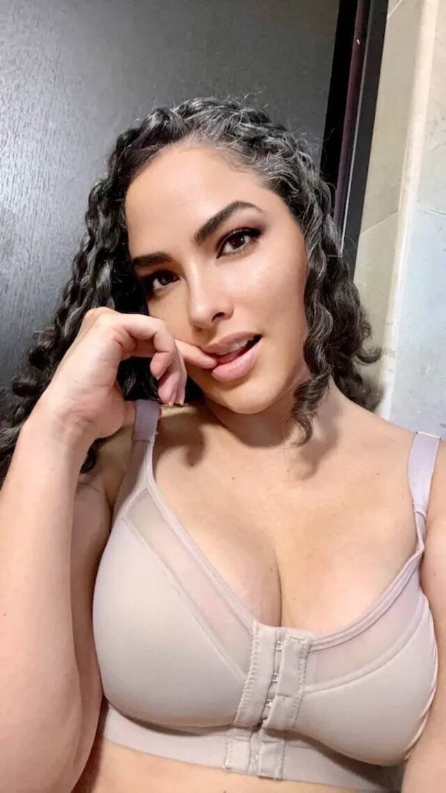 Busty Girls (21 pics)