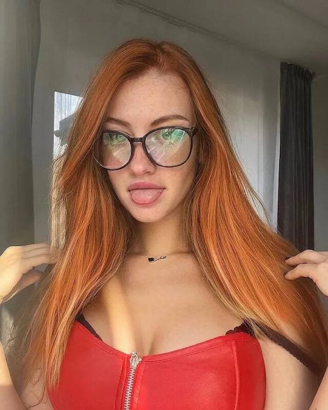 Girls In Glasses (21 pics)