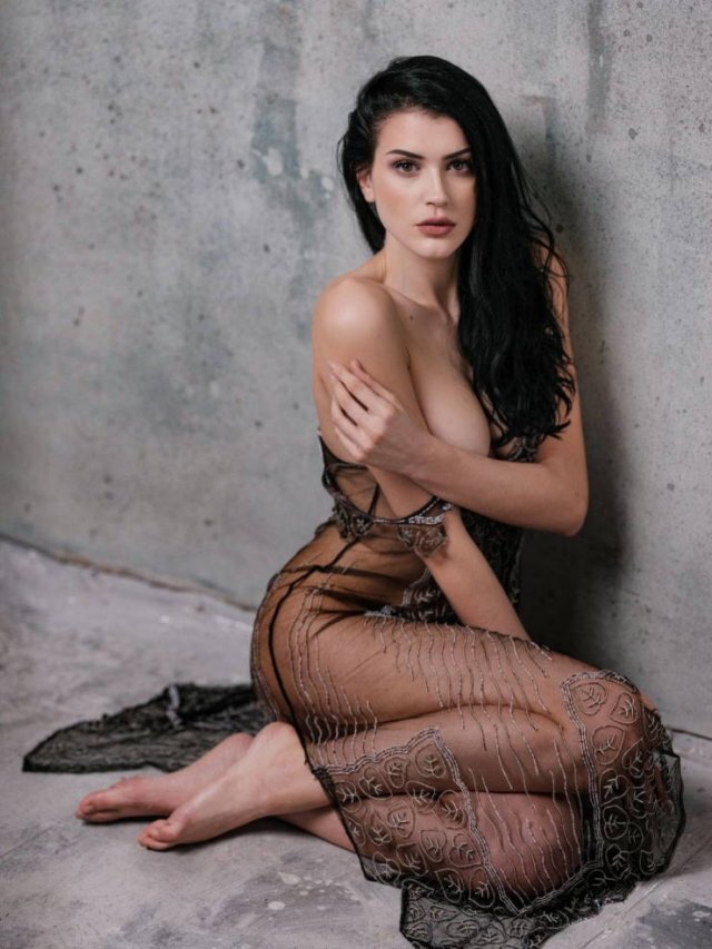 Girls With Handbras (21 pics)