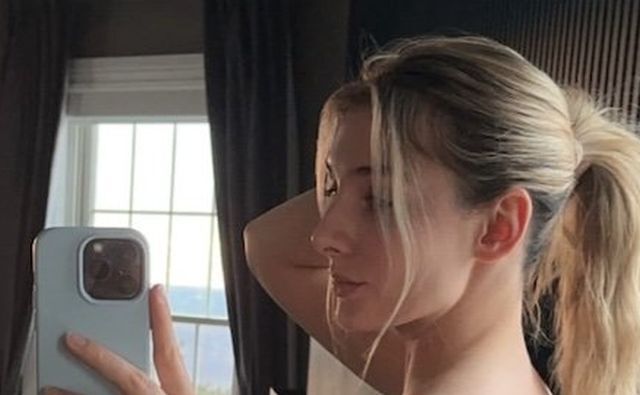 Selfie Girls (21 pics)