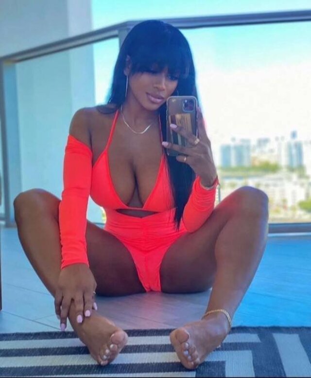 Busty Girls (21 pics) Busty Girls (21 pics)