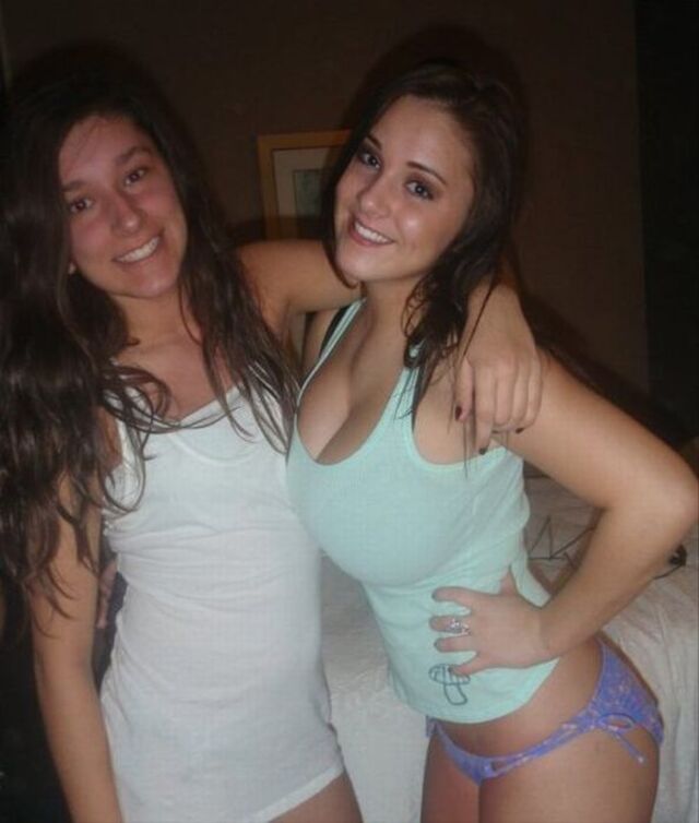 Busty Girls (21 pics)