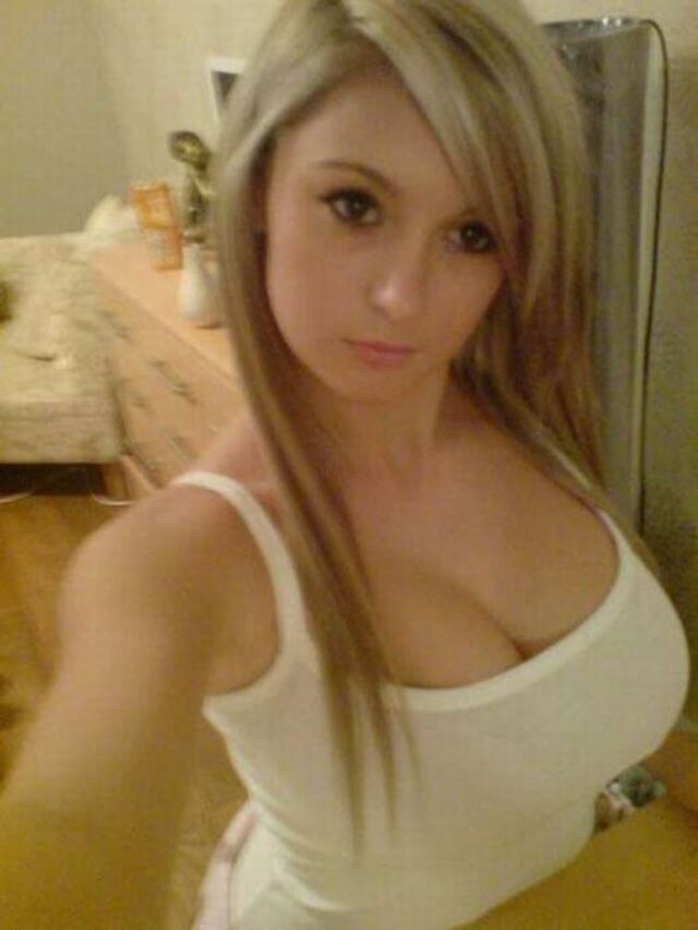 Busty Girls (21 pics) Busty Girls (21 pics)
