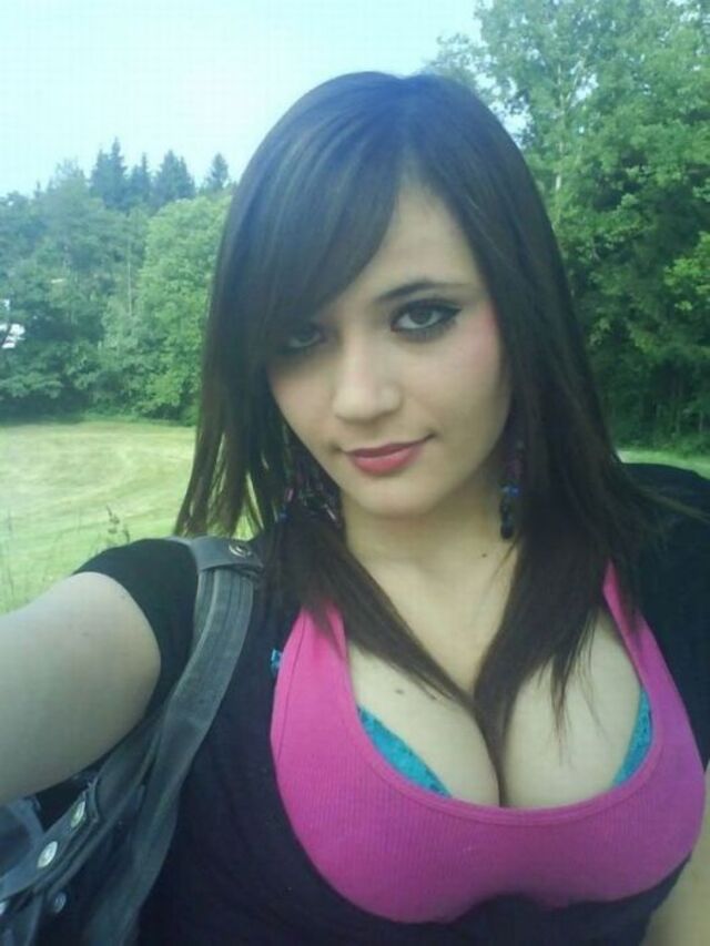 Busty Girls (21 pics) Busty Girls (21 pics)