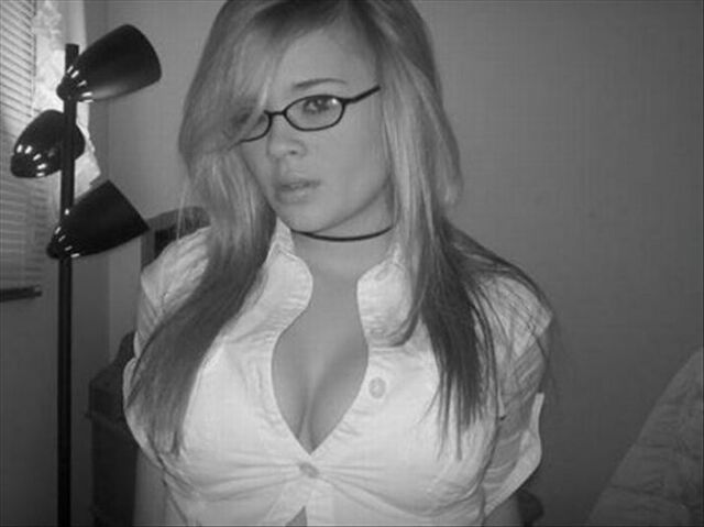 Girls In Glasses (21 pics)