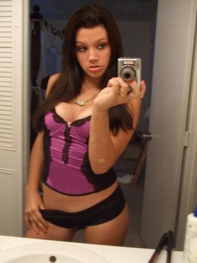 Selfie Girls (21 pics)