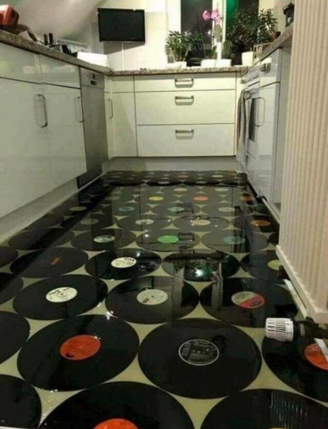 Strange Interiors (16 pics)