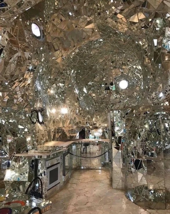 Strange Interiors (16 pics)