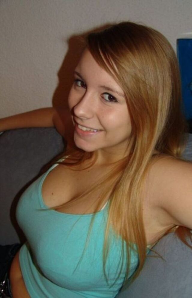 Busty Girls (21 pics)