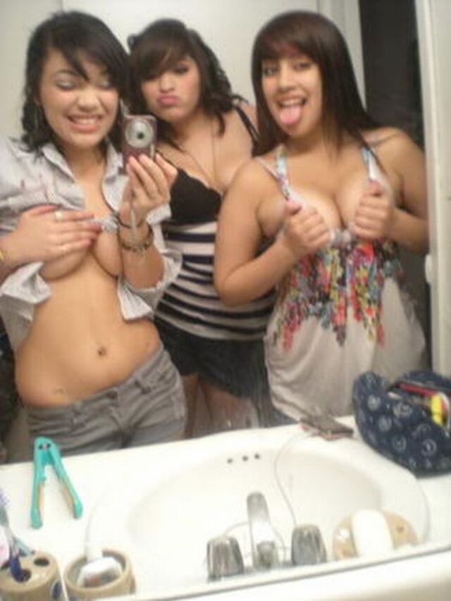 Selfie Girls (21 pics)