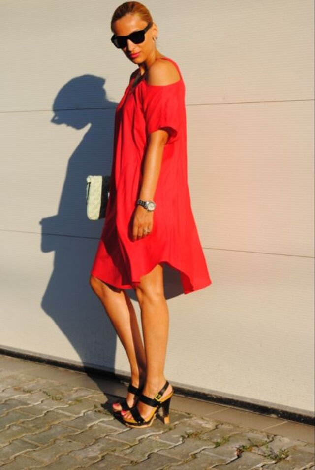 Girls In Dresses (21 pics) Girls In Dresses (21 pics)