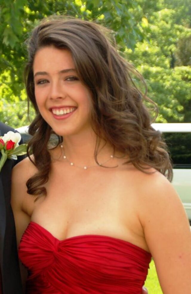 Girls In Dresses (21 pics) Girls In Dresses (21 pics)