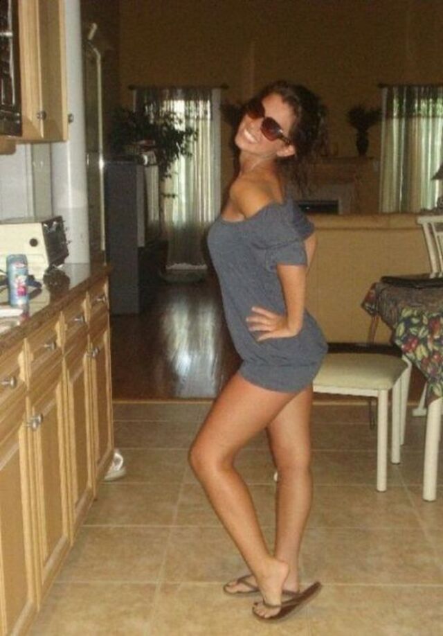 Girls In Dresses (21 pics)
