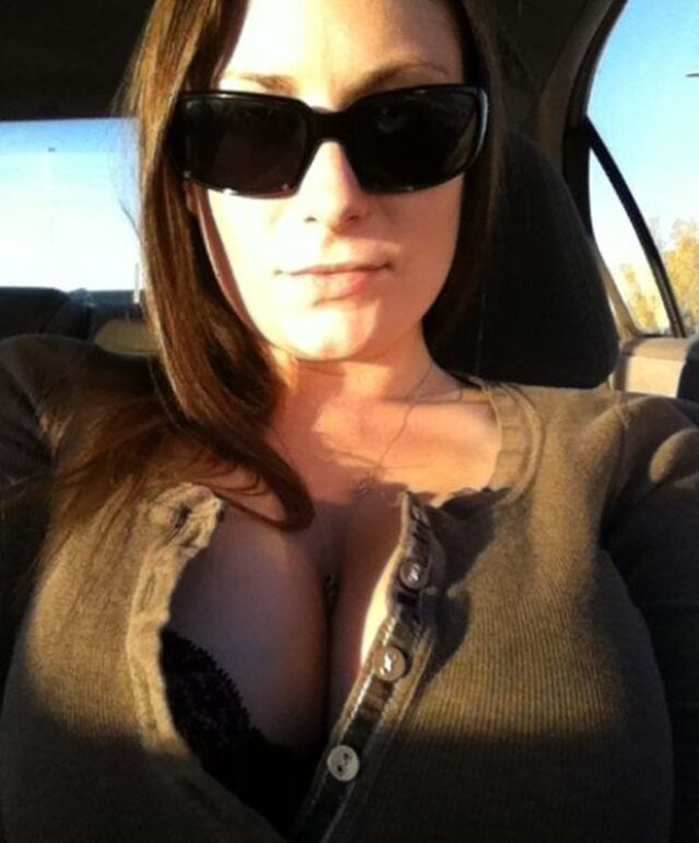 Busty Girls (21 pics)