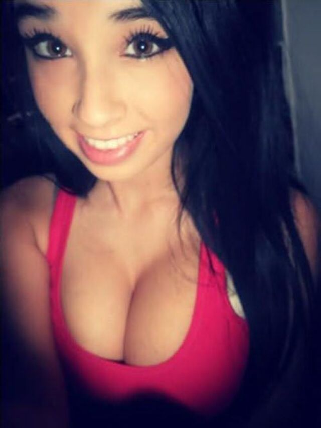 Busty Girls (21 pics)