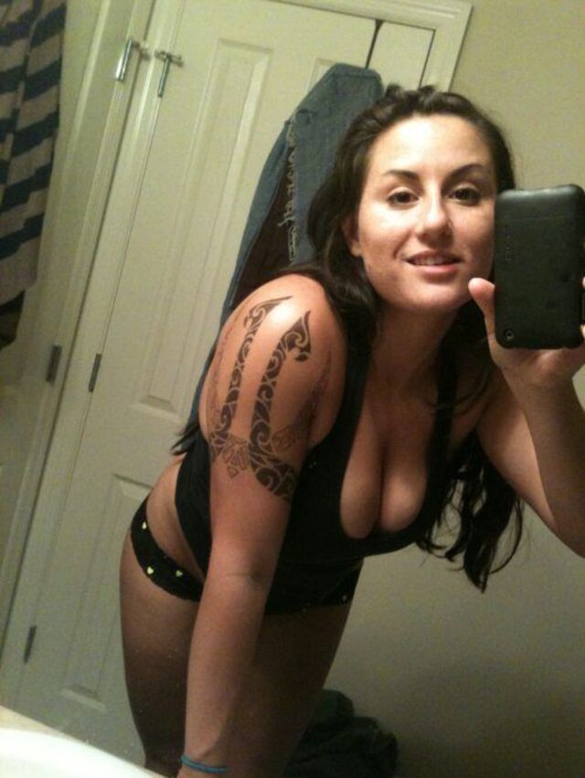 Busty Girls (21 pics)