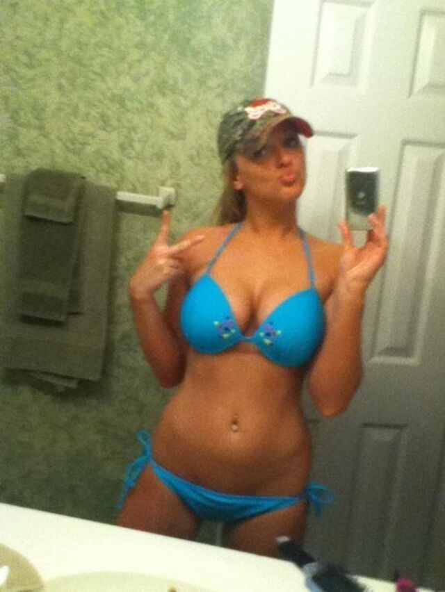Busty Girls (21 pics)