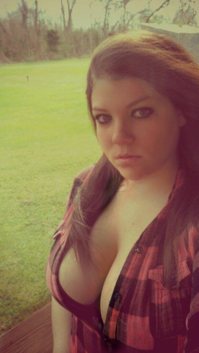 Busty Girls (21 pics)