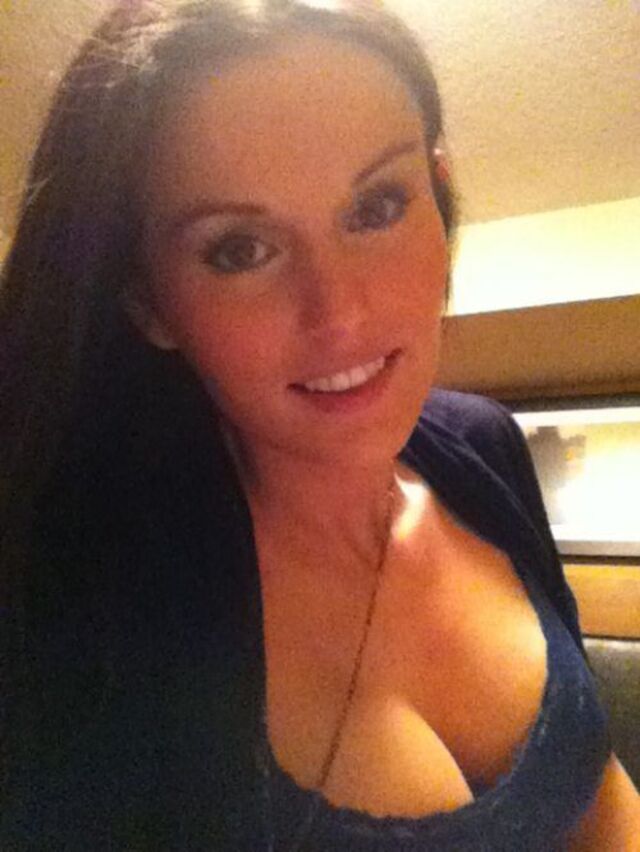 Busty Girls (21 pics)