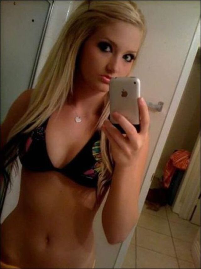 Selfie Girls (21 pics)