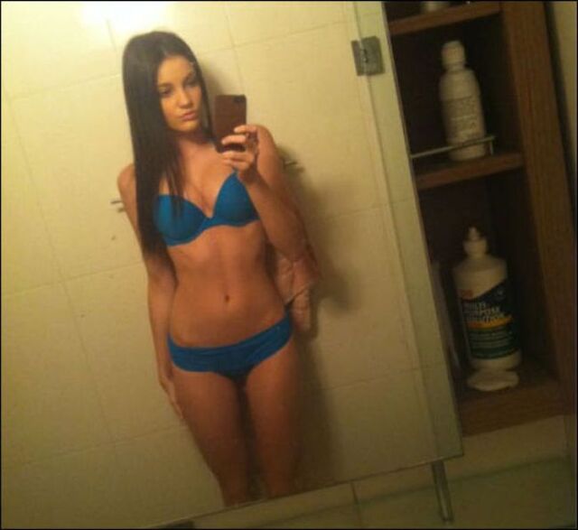 Selfie Girls (21 pics)