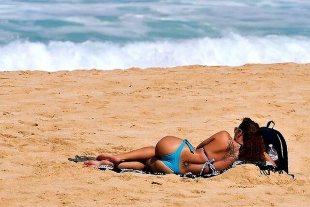 Bikini Girls (21 pics)
