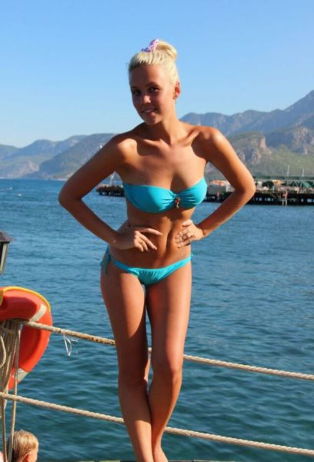 Bikini Girls (21 pics)