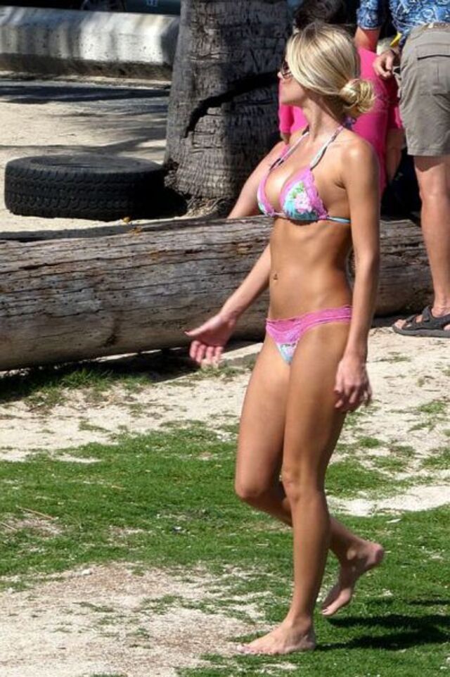 Bikini Girls (21 pics)