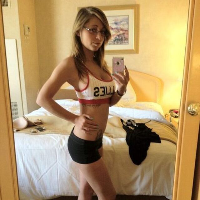 Busty Girls (21 pics)