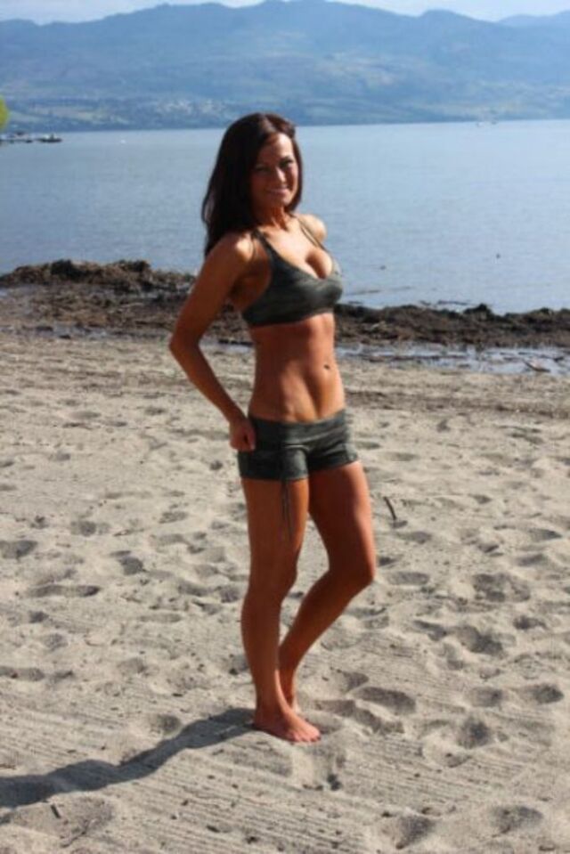 Busty Girls (21 pics)