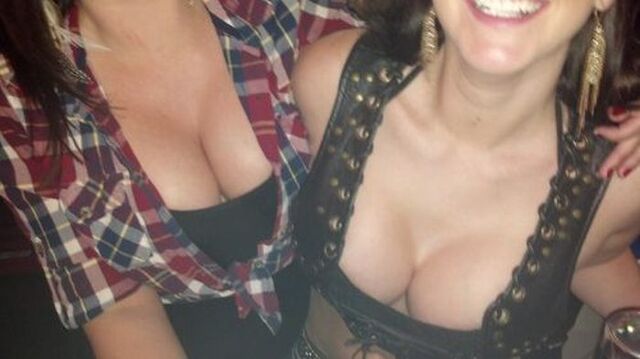 Busty Girls (21 pics)