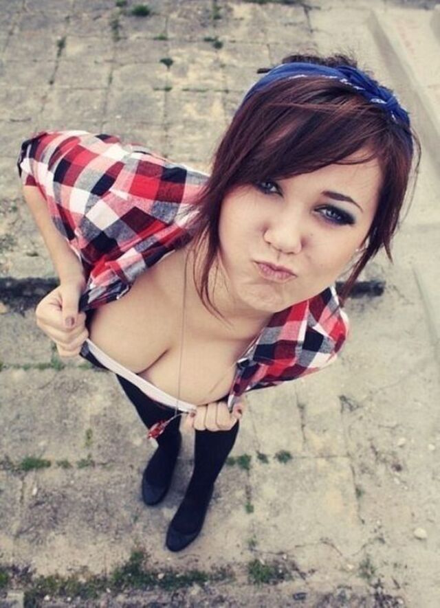 Busty Girls (21 pics)