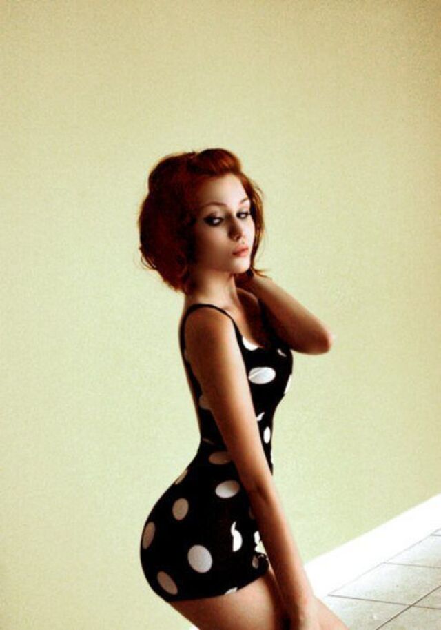Girls In Tight Dresses (21 pics)