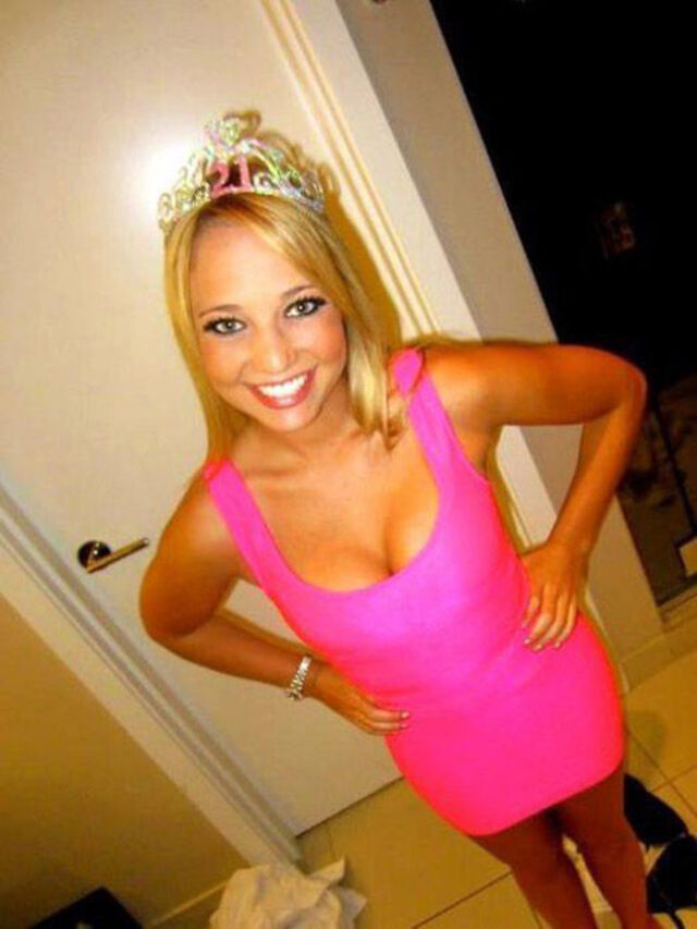 Girls In Tight Dresses (21 pics)