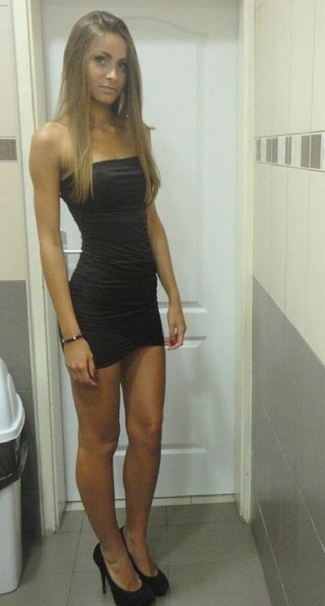 Girls In Tight Dresses (21 pics)