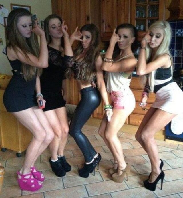 Girls In Tight Dresses (21 pics)