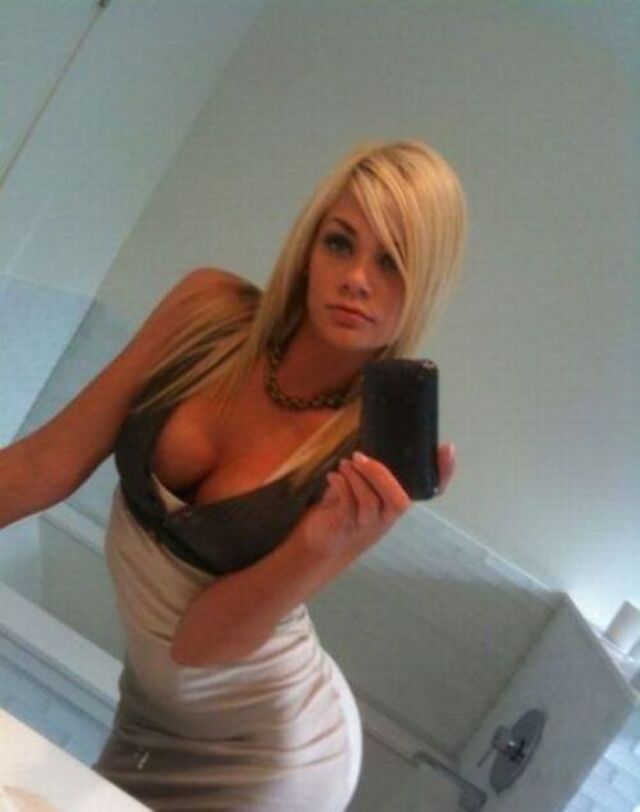 Girls In Tight Dresses (21 pics)