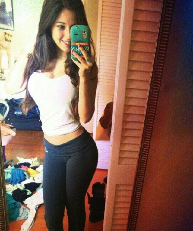 Girls In Yoga Pants (21 pics)